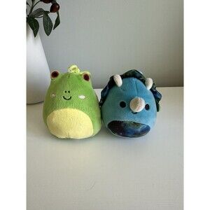 Squishmallow Clip Bundle Wendy Frog & Vilmos Triceratops Plus Bonus Bag Charms